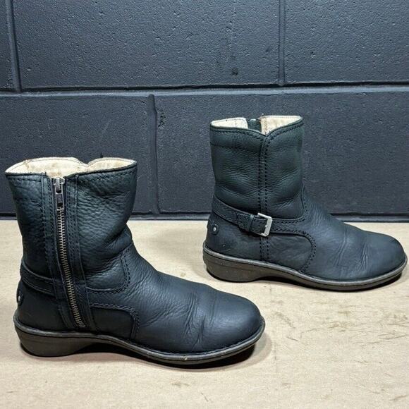UGG Women’s Black Leather Ankle Boots Size 7 Shearling Lined Moto Buckle Zip - Picture 6 of 11